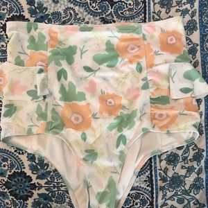 Kortni Jeane EUC hip ruffle bottoms.